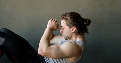 Ćwiczenia na brzuch na krześle bez sprzętu