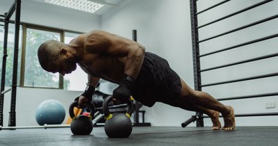 Kettlebell ćwiczenia na brzuch