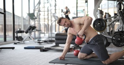 Kettlebell ćwiczenia na brzuch efektywnie
